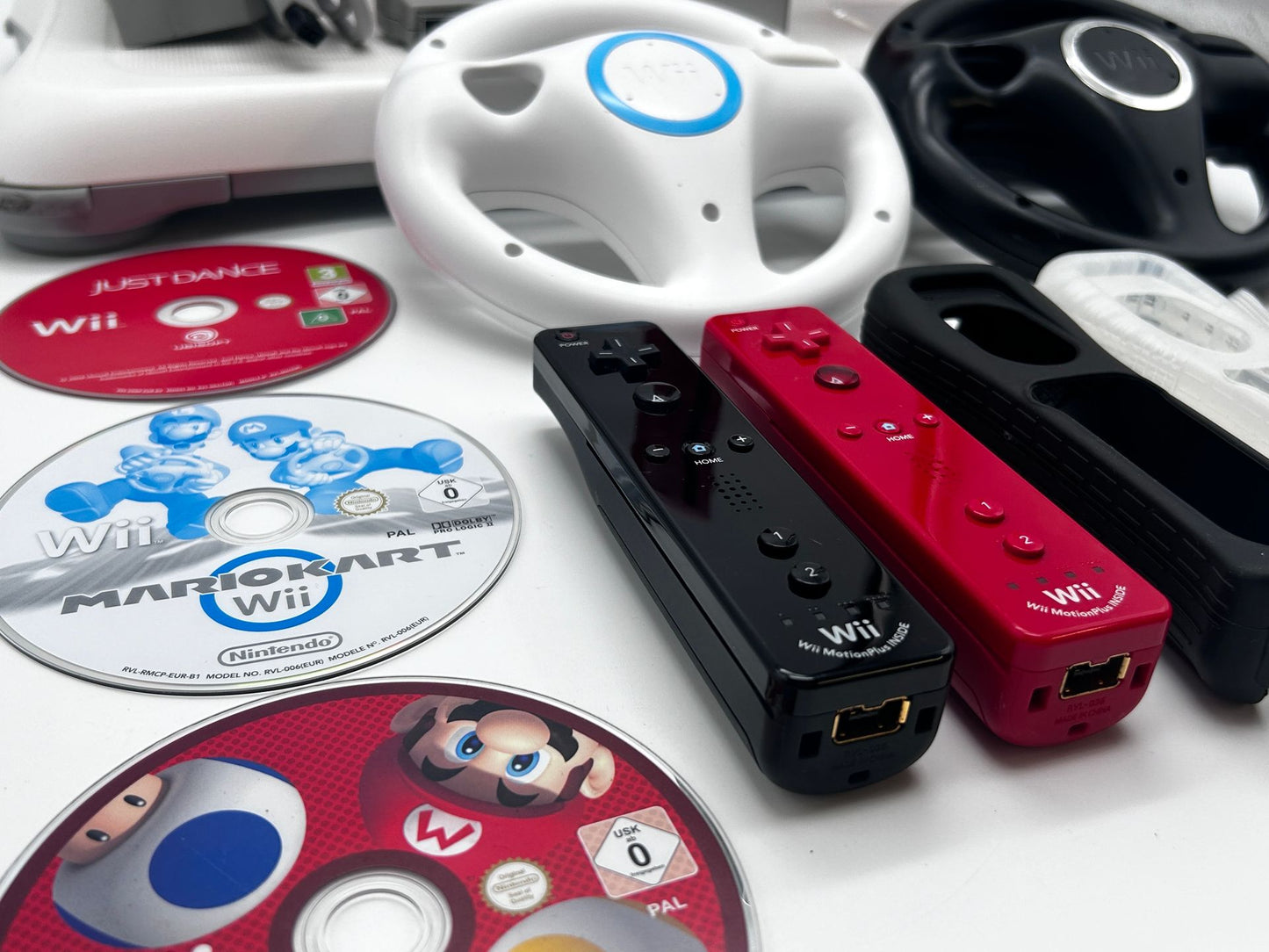 Nintendo Wii RVL-001 Žaidimų Konsolės Raudonas Rinkinys Dviems