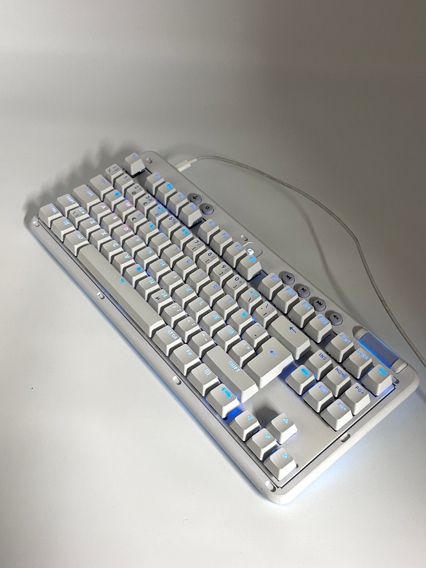 Logitech G713 (Tactile) TKL RGB Mechaninė Gaming Laidinė Balta Žaidimų Klaviatūra